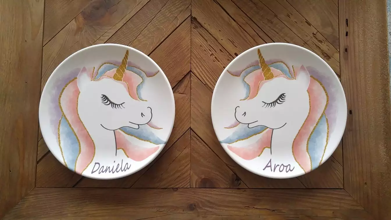 Platos personalizados con dibujo de unicornios sobre bandeja de madera