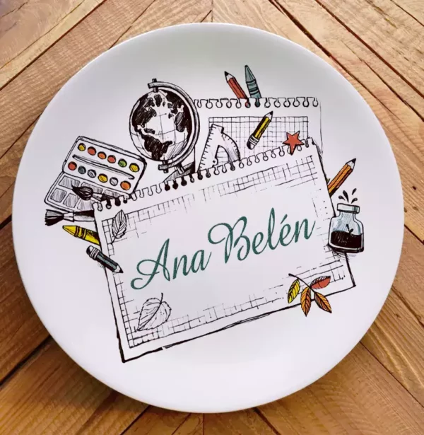 Plato de porcelana con una peculiar ilustración