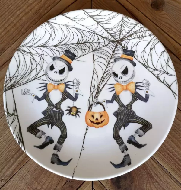 Plato de porcelana con Ilustración de dos esqueletos terroríficos bailando en Halloween