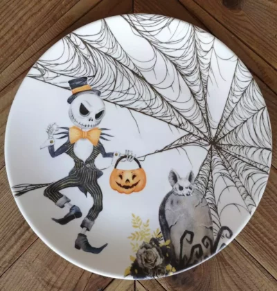 Plato de porcelana con Ilustración de un esqueleto bailando en un cementerio con una calabaza Halloween