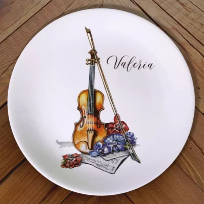 Plato de porcelana con una ilustración a todo color de un violín