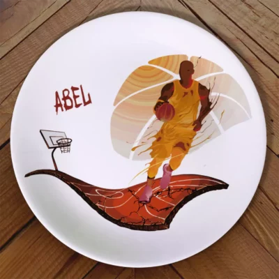 Plato de porcelana con una ilustración de un jugador de basket