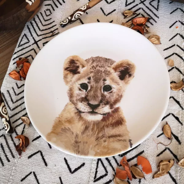 Plato de porcelana con una preciosa ilustración en acuarela de un joven león