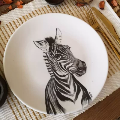 Plato de porcelana con una preciosa ilustración en acuarela de una joven zebra