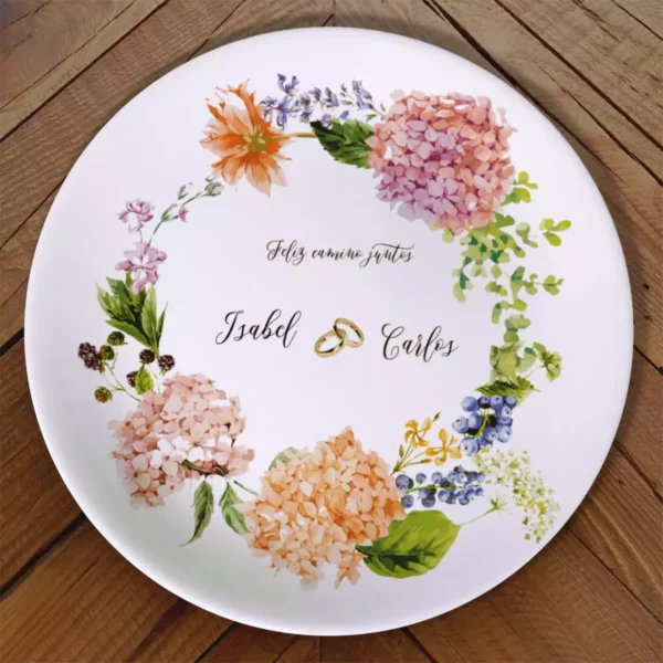 Plato de porcelana con un precioso ramo de flores silvestres