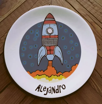 Plato con una ilustración de un cohete espacial despegando personalizado con nombre