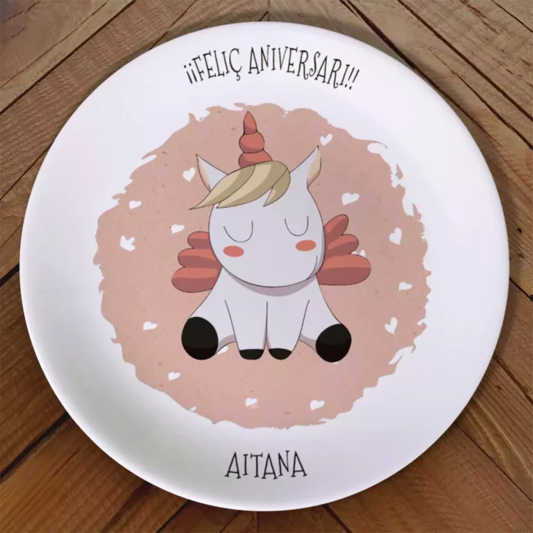 Plato con una ilustración de un unicornio bebé personalizado con nombre