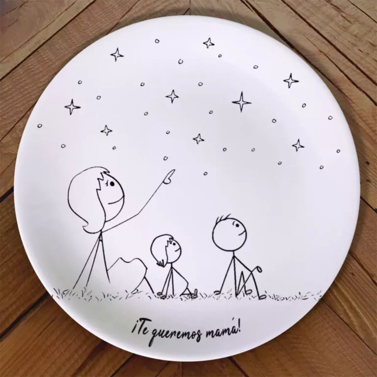 Plato personalizado con dibujo de mamá y familia con fondo de estrellas