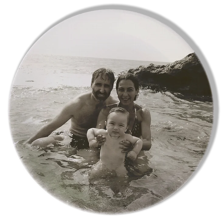 Plato personalizado con foto en blanco y negro de famila en la playa